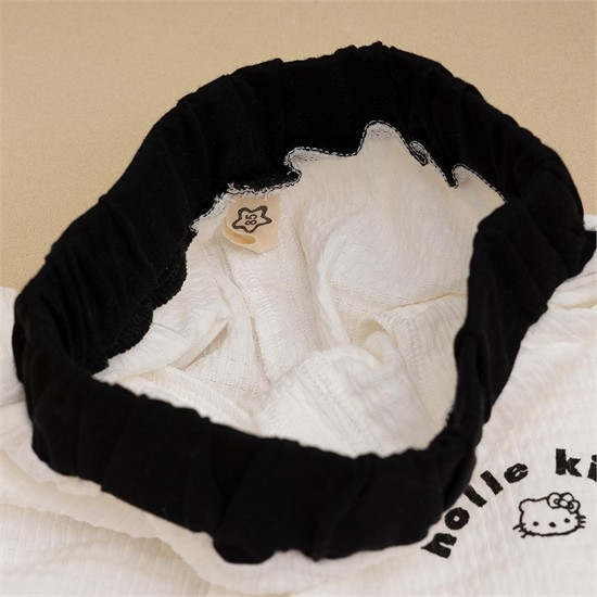 ست کراپ و شلوار برمودا طرح Hello kitty