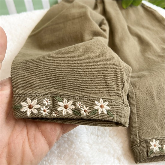 شلوار مام فیت جین کرم پاچه گلدار